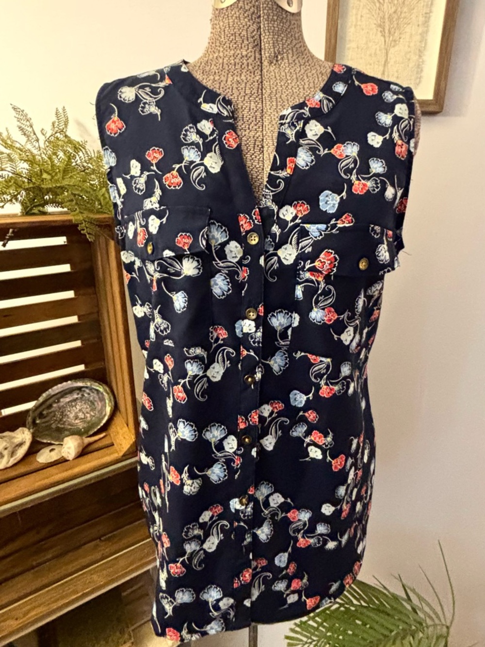Croft & Barrow Women’s SMALL Sleeveless Blouse Navy Floral Top Button Down